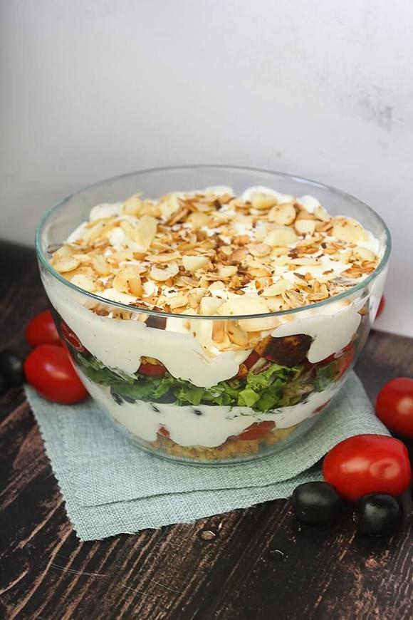 Sałatka z serem halloumi i warstwami