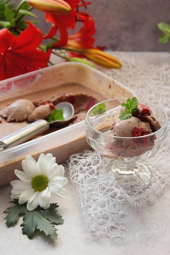 Lody czekoladowe z wiśniami - domowe lody