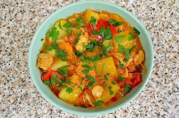 Bigos z kurczakiem, papryką i ziemniakami
