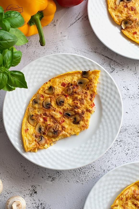 Omlet z szynką, pieczarkami i papryką