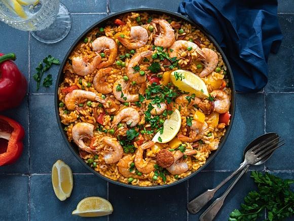 Paella z krewetkami i chorizo