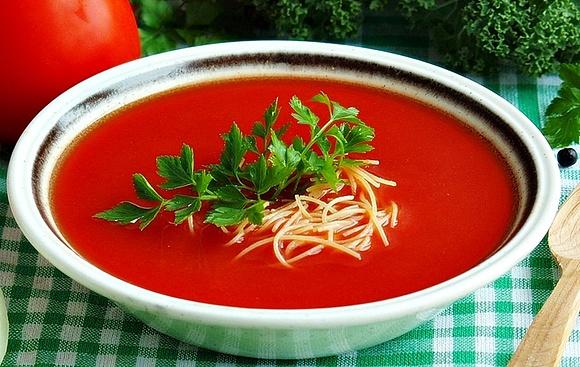 Pomidorowa zupa na bazie świeżych pomidorów