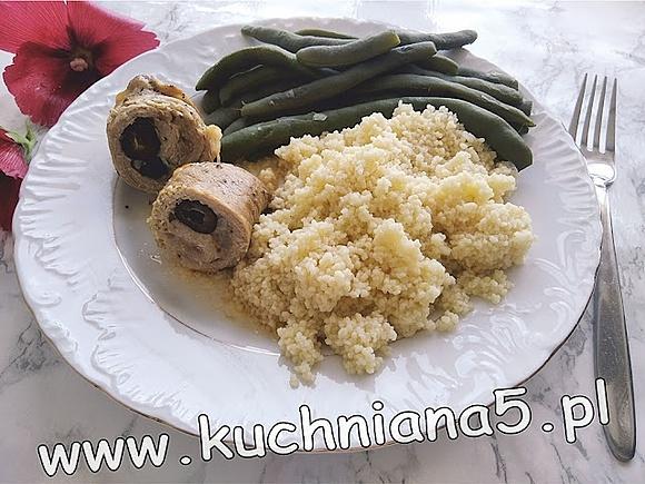 Fit obiad z kaszą kuskus, roladą z oliwkami i fasolką szparagową