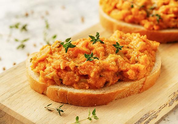 Pasta z dyni i suszonych pomidorów z czosnkiem chili i natką