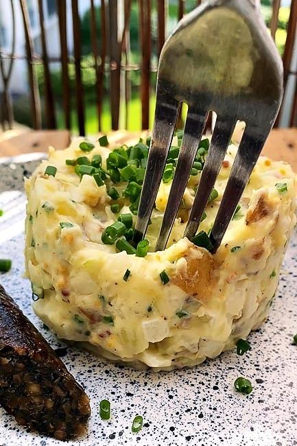 Sałatka ziemniaczana z musztardą – szybki przepis na grilla