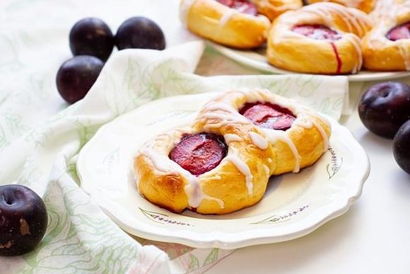 Drożdżówki ze śliwkami - przepis na pieczone bułeczki