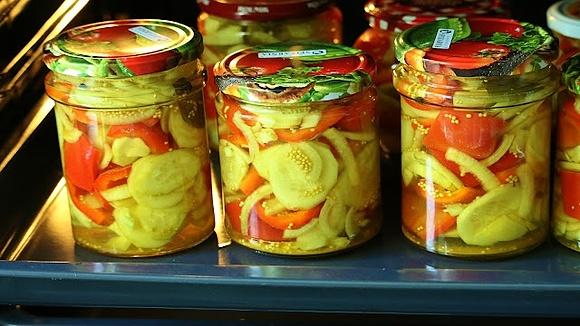 Sałatka pychotka z ogórków i papryki – prosta i domowa