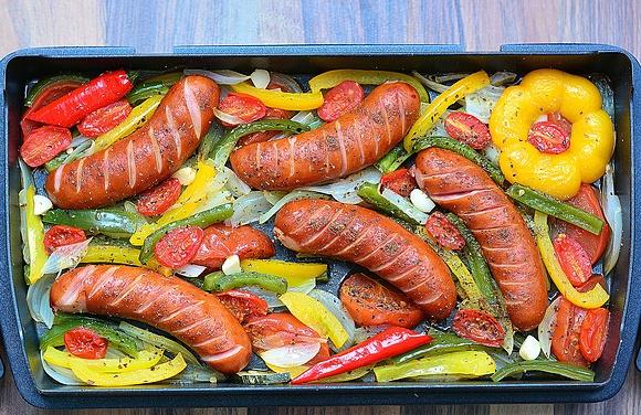 Pieczona kiełbasa z papryką pomidorami czosnkiem i ziołami