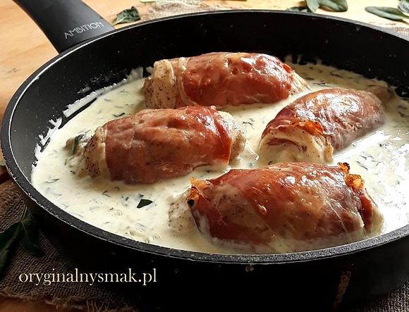 Roladki z kurczaka w prosciutto z sosem serowym i szpinakiem