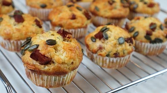 Muffinki z serem boczkiem i pomidorami