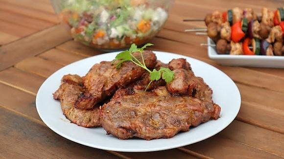 Grillowana łopatka wieprzowa w marynacie musztardowo-miodowej