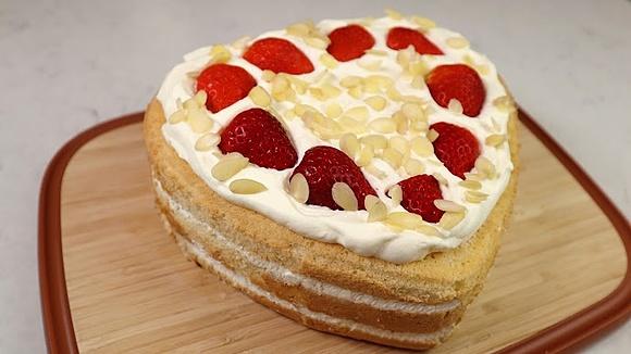 Walentynkowy tort z truskawkami i bitą śmietaną