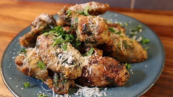 Skrzydełka w glazurze parmezanowej