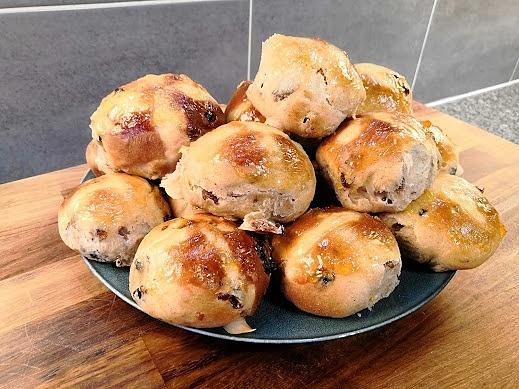 Wielkanocne bułeczki drożdżowe hot cross buns