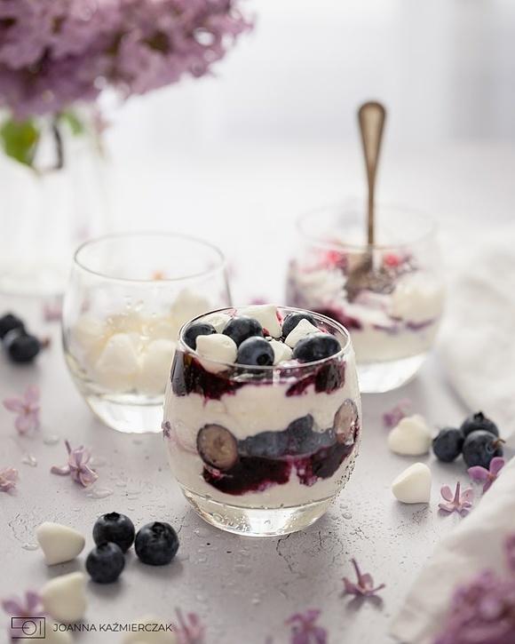 Deser z borówkami i jogurtem w stylu eton mess