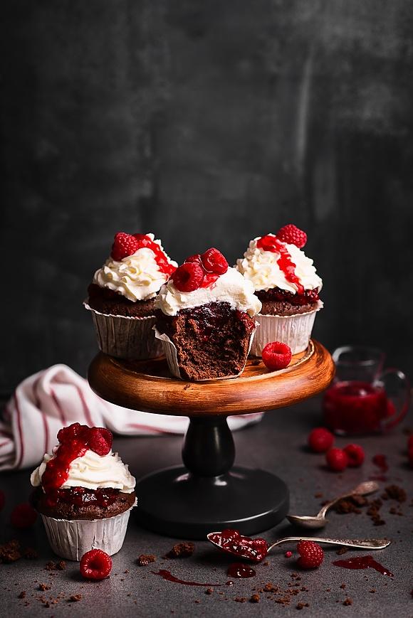 Kakaowe muffiny z malinowym nadzieniem i bitą śmietaną