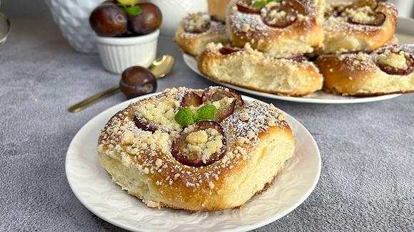 Puszyste drożdżówki ze śliwkami i kruszonką
