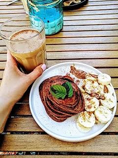 Czekoladowe placuszki jogurtowe z bananem
