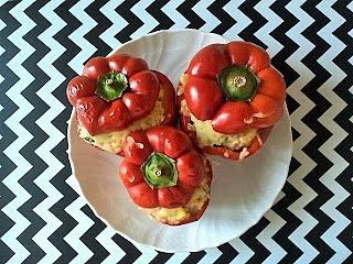 Pieczona papryka z kaszą jaglaną, cukinią i wędliną