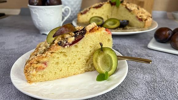 Najprostsze ciasto na oleju ze śliwkami - puszyste i wilgotne
