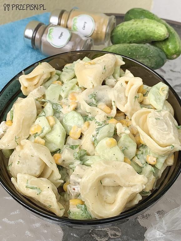 Sałatka z camembertem i tortellini