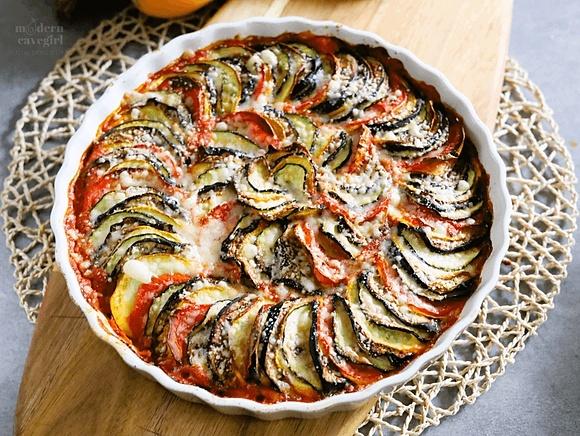 Kolorowe keto ratatouille z salami