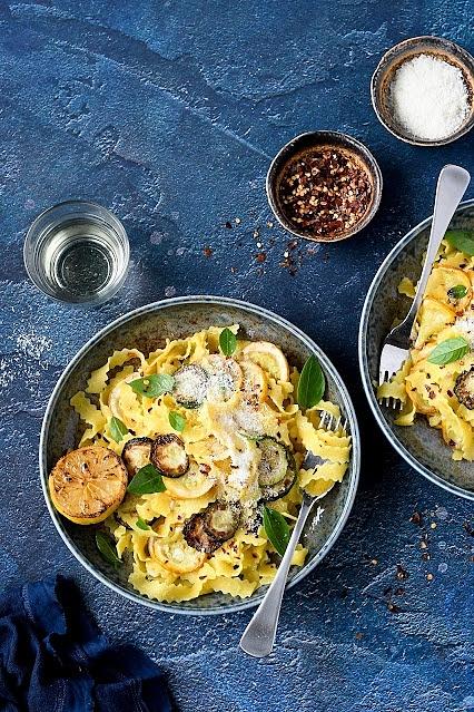 Makaron ze smażoną cukinią i serem cheddar