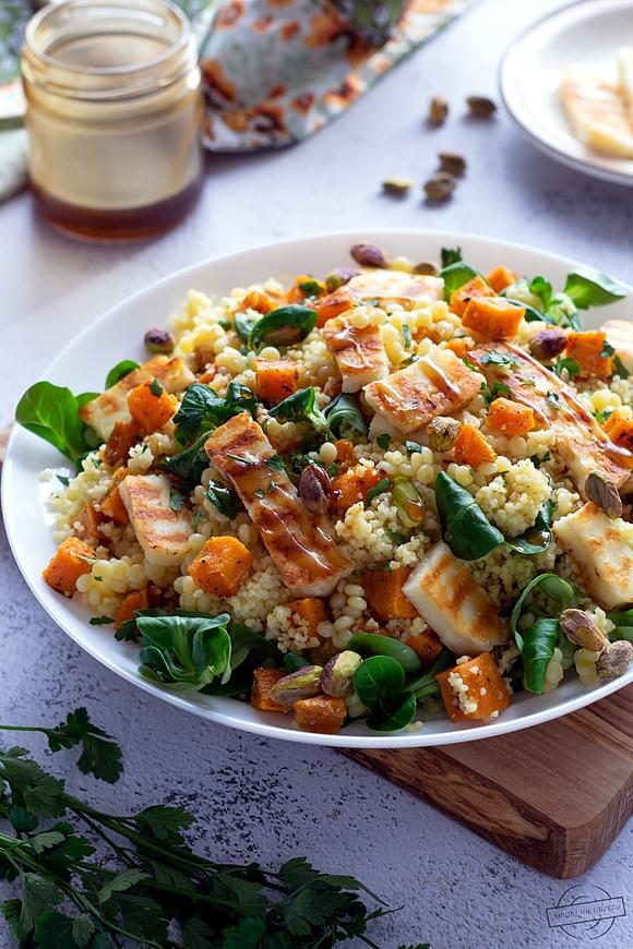 Sałatka z kuskusem, batatem i serem halloumi