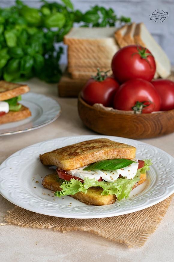 Tosty w jajku a’la Caprese