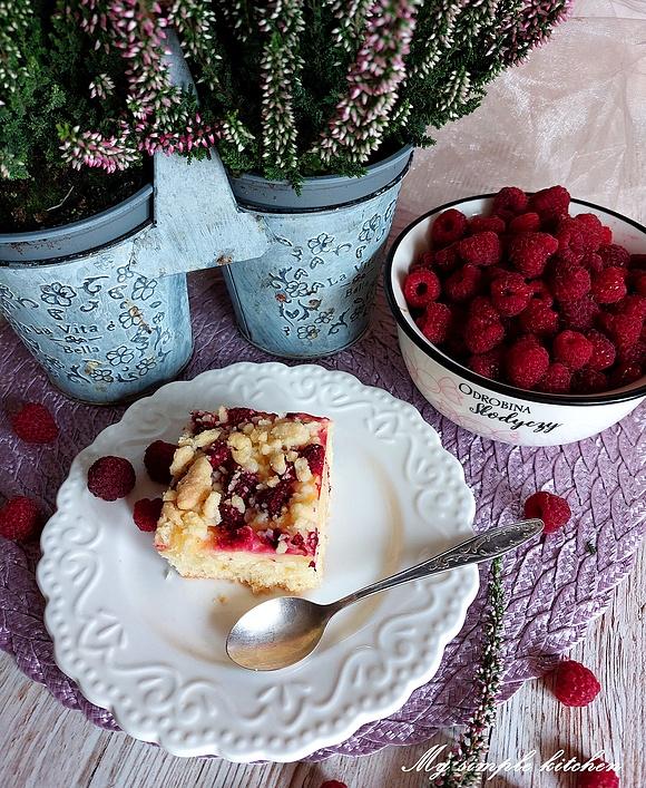 Ciasto śmietankowe z budyniem, malinami i kruszonką