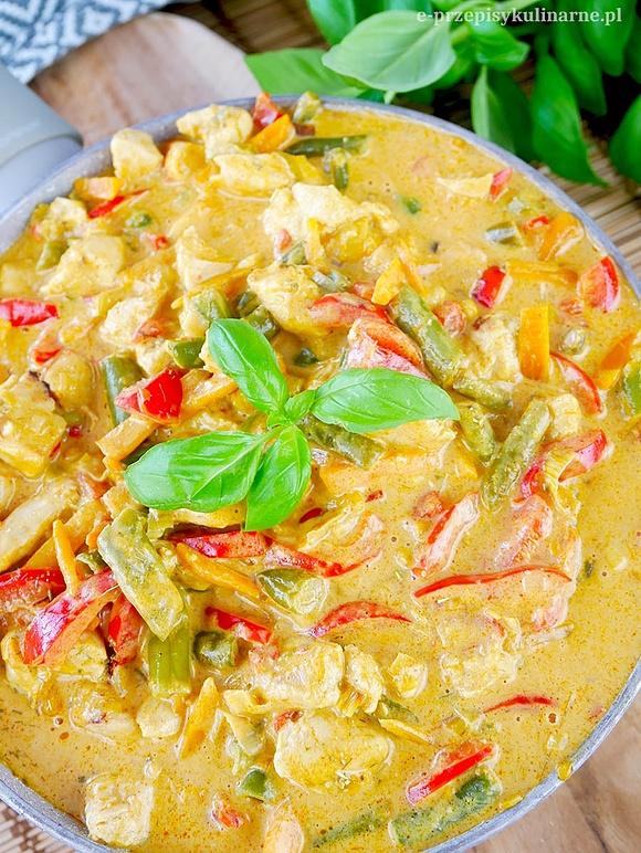 Kurczak z warzywami po tajsku w sosie curry