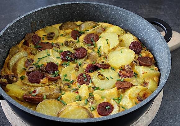 Tortilla de patatas hiszpański omlet ziemniaczany