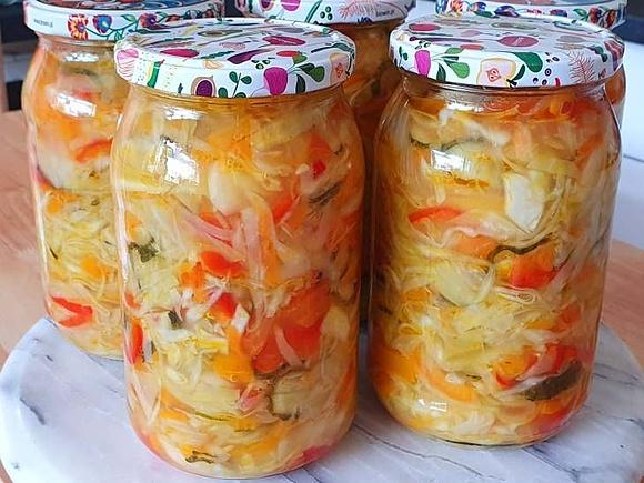 Sałatka królewska z kapusty i ogórka na zimę