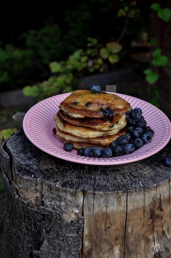 Pancakes orkiszowe z borówkami