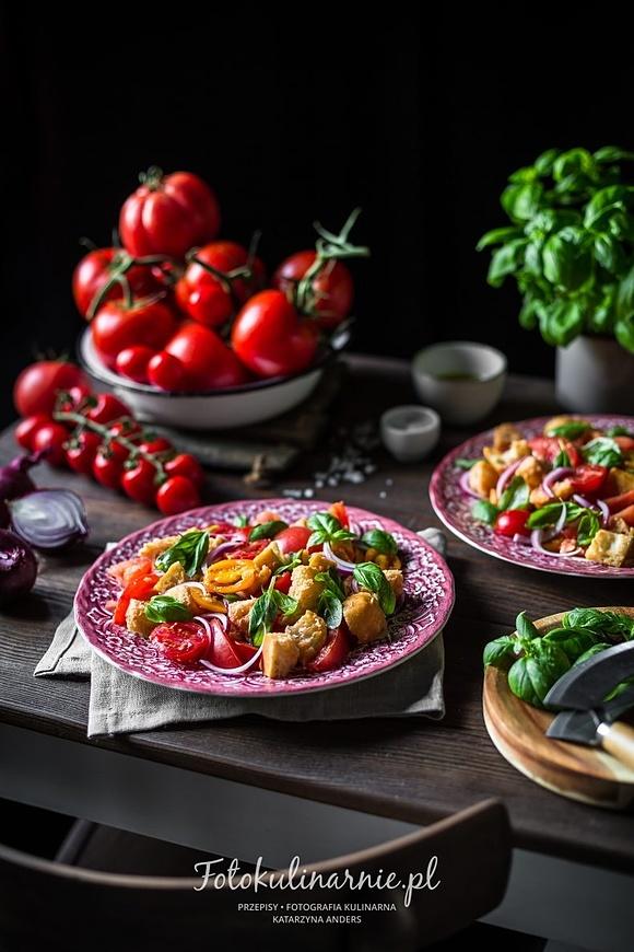 Panzanella – toskańska sałatka z chleba i pomidorów