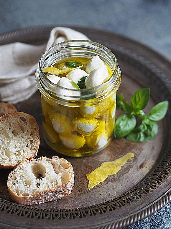 Mini mozzarelle marynowane w oliwie ze skórkami cytryny i bazylią