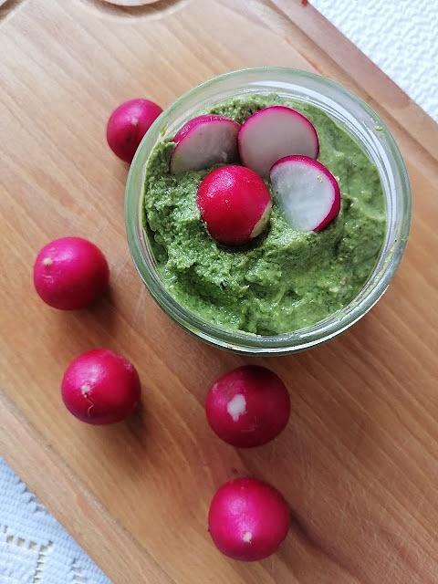 Pesto z liści rzodkiewki