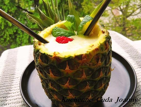 Pina Colada - przepis na koktajl z ananasem i rumem