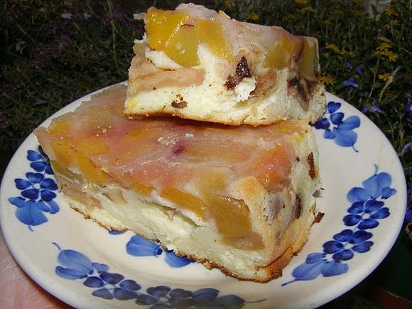Sernik z mascarpone i brzoskwiniami odwrócony