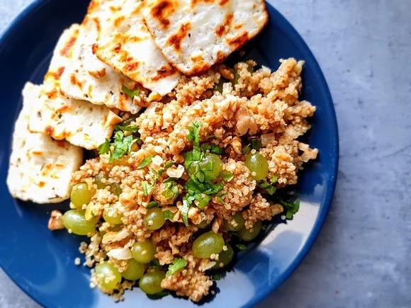 Orzechowa komosanka z winogronem i pieczonym halloumi