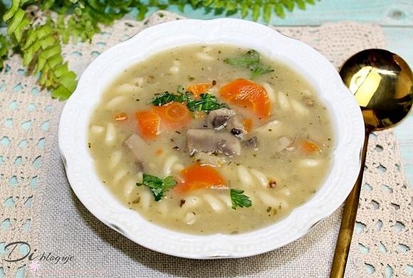 Zupa pieczarkowa z makaronem