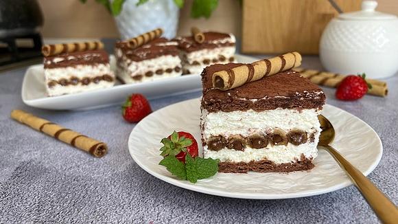 Błyskawiczne ciasto bez pieczenia z rurkami waflowymi i mascarpone
