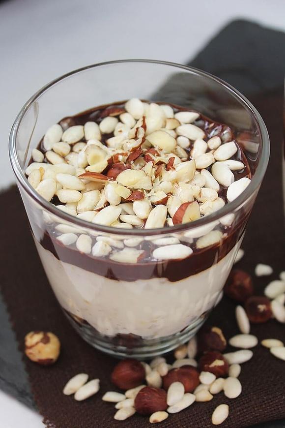 Deser Kinder Country w pucharkach z mascarpone, jogurtem i miodem