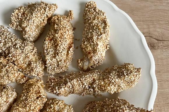 Nuggetsy z kurczaka w sezamowej panierce pieczone w piekarniku