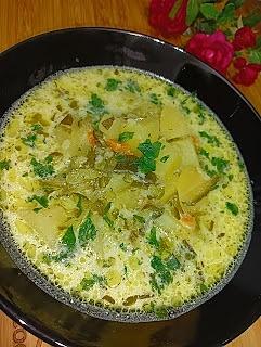 Zupa ogórkowa z ziemniakami i ryżem z ogórków kiszonych curry