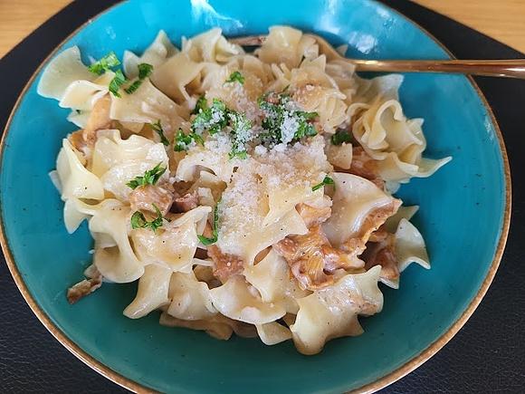 Makaron w sosie kurkowym z parmezanem