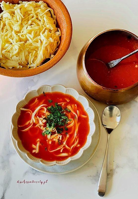 Zupa pomidorowa na lekkim drobiowym rosole
