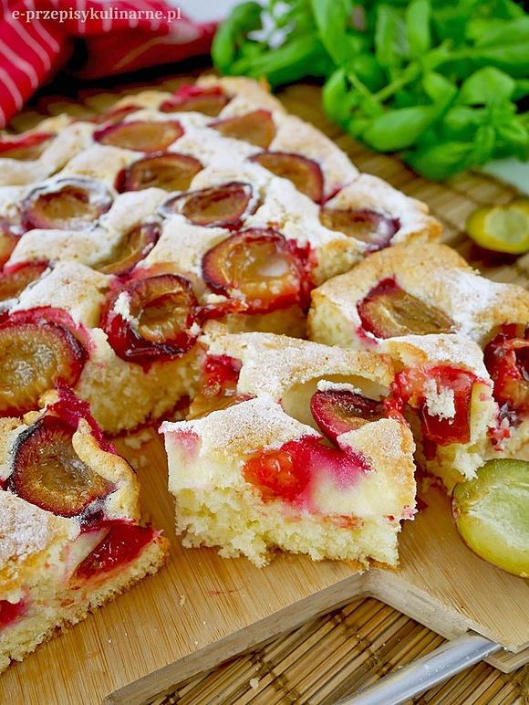 Maślane ciasto ze śliwkami – miękkie, puszyste i wilgotne