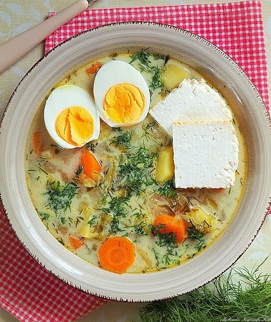 Zupa ogórkowa z jajkiem i wędzonym twarogiem