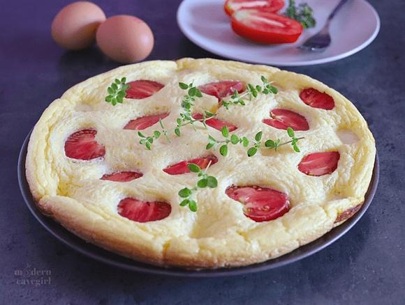 Keto omlet z pomidorami i mozzarellą